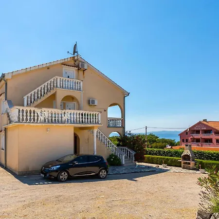 1 Bedroom Stunning In Apartment *